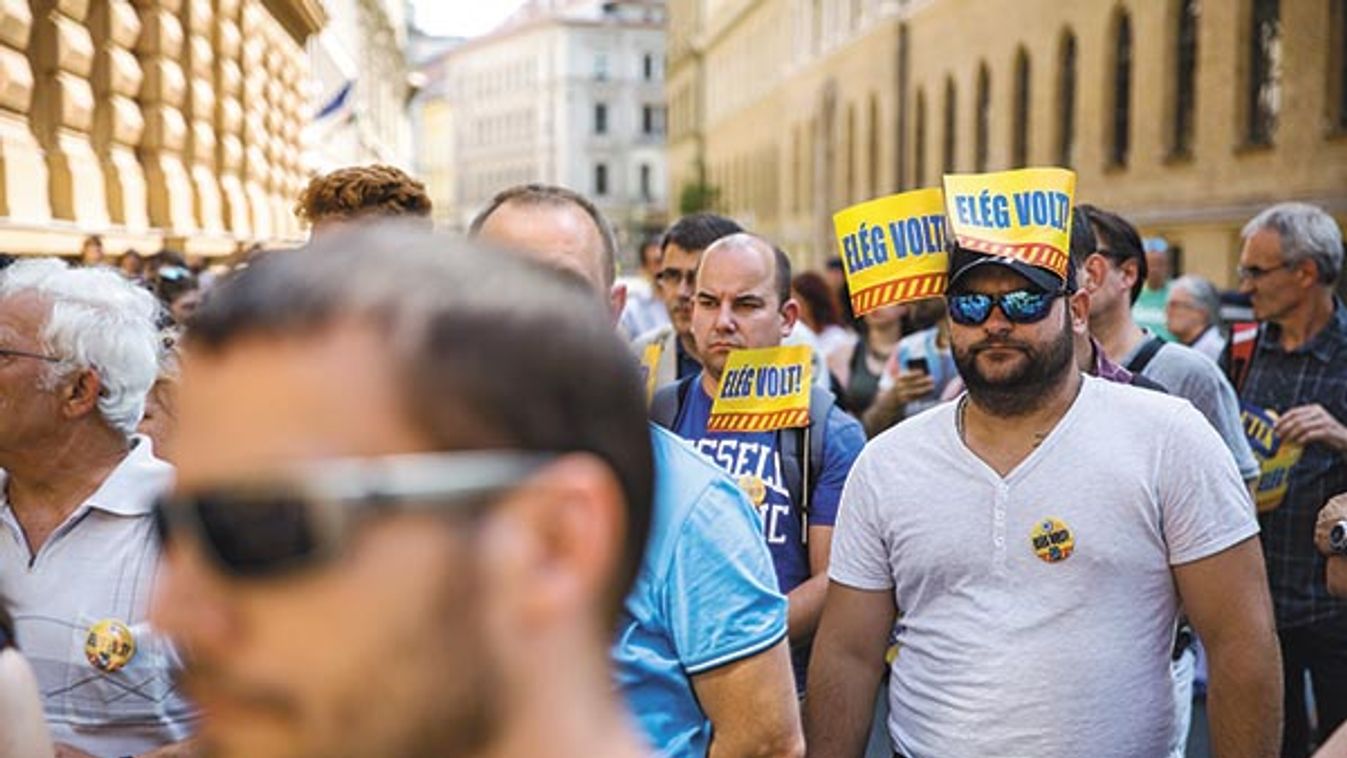 Szorongva tiltakozók, megfenyegetett távolmaradók - Vészhelyzet a mentőknél