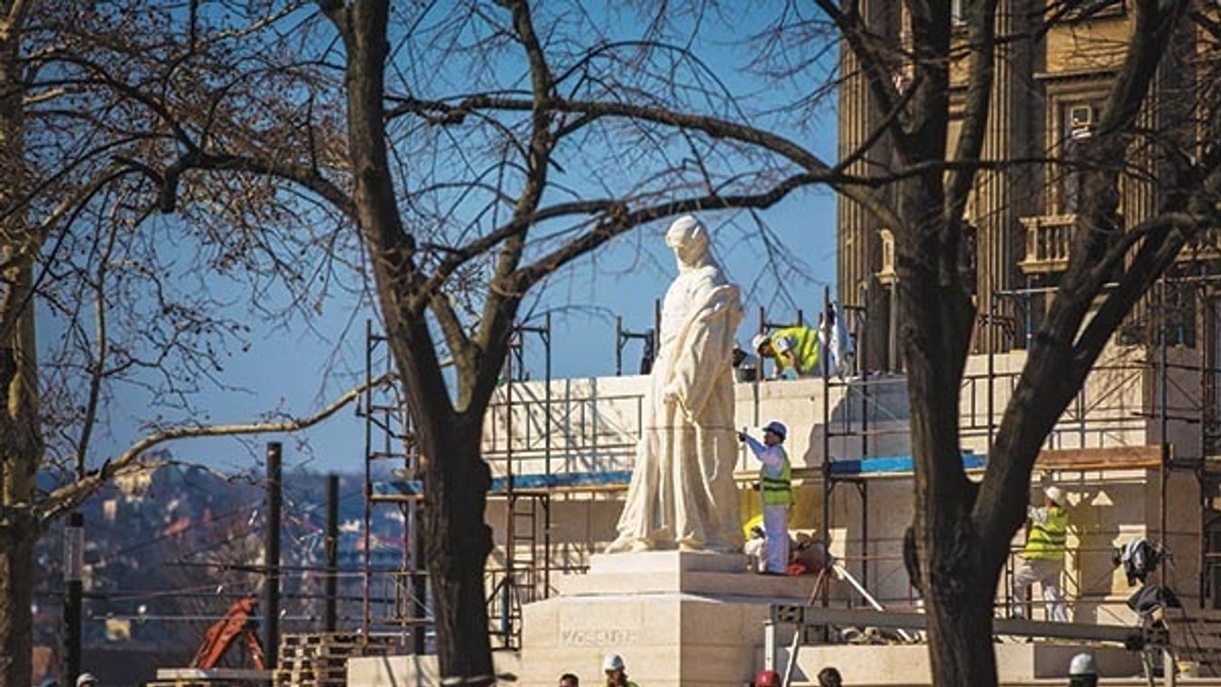 Rákóczi csak nézi-nézi ezt a szoborkeringőt