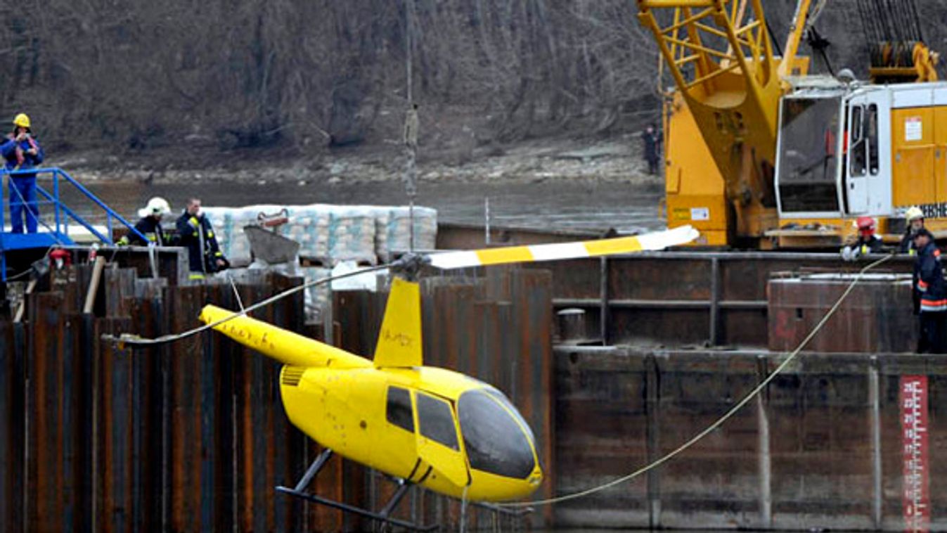 Hárman zuhantak le a helikopterrel