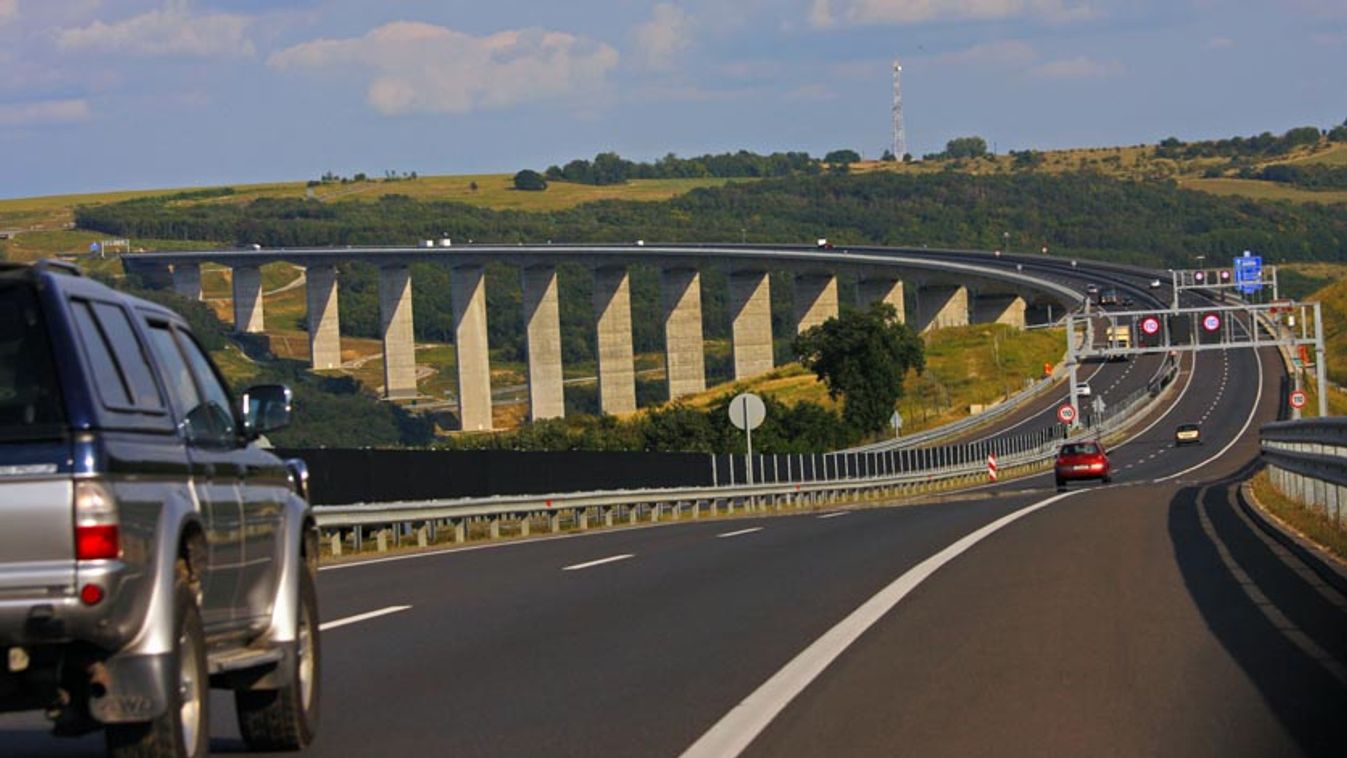 Durván, az infláció kétszeresével is drágul a sztrádák használata!