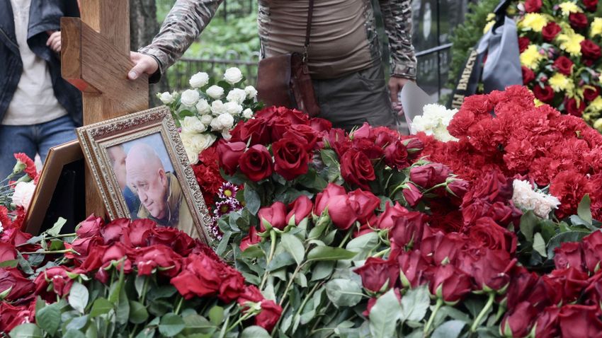 People visit grave of Yevgeny Prigozhin in Russia

Prigozsin