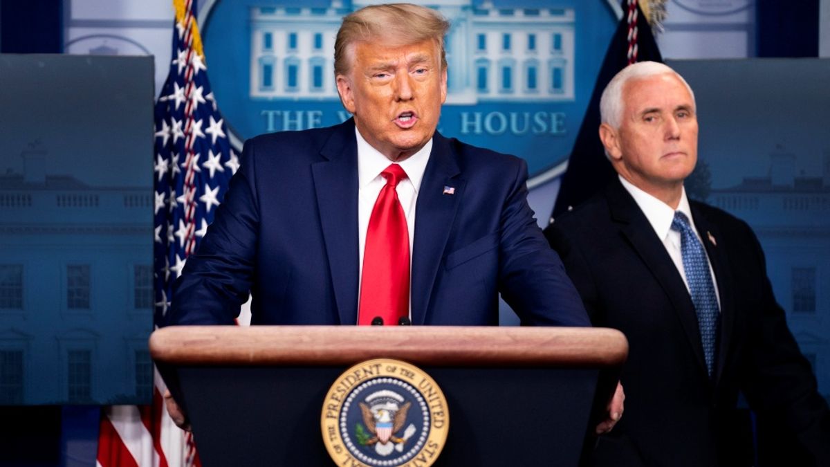 Trump nem vitázik senkivel, helyette a munkások körében kampányol