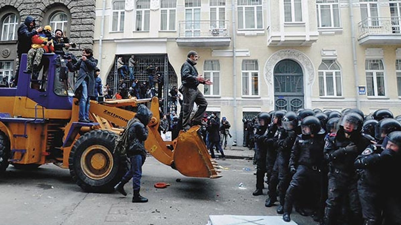 Pro-EU protesters rally in central Kiev