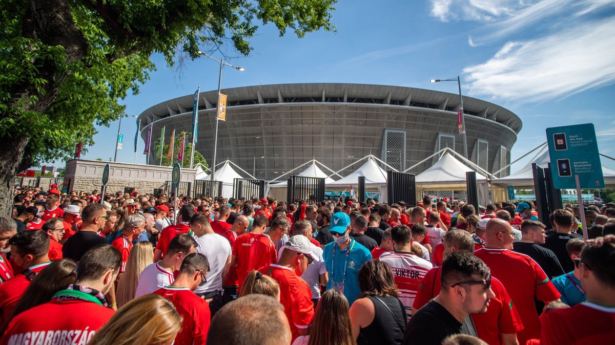 Így köpködte a baloldal a Puskás Arénát, ahol Azahriah három koncertet is ad