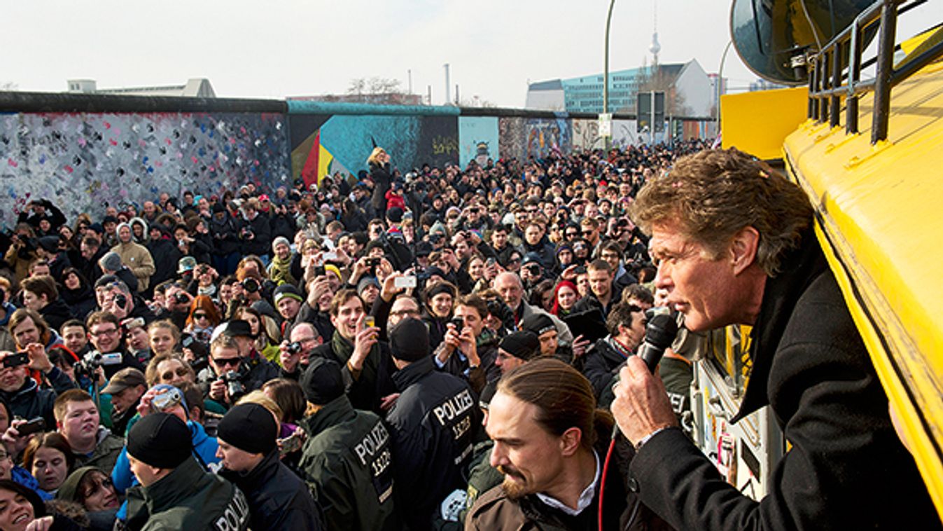 Fordult a világ: tüntetnek a berlini Falért