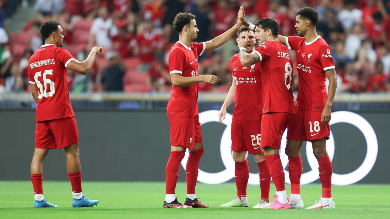 Szingapúr, 2023. augusztus 2.
Cody Gakpo, a Liverpool FC játékosa (j) csapattársaival, köztük Szoboszlai Dominikkal (j2), miután berúgta az első gólt a Bayern München ellen Szingapúrban játszott barátságos mérkőzésen 2023. augusztus 2-án.
MTI/AP/Danial Hakim