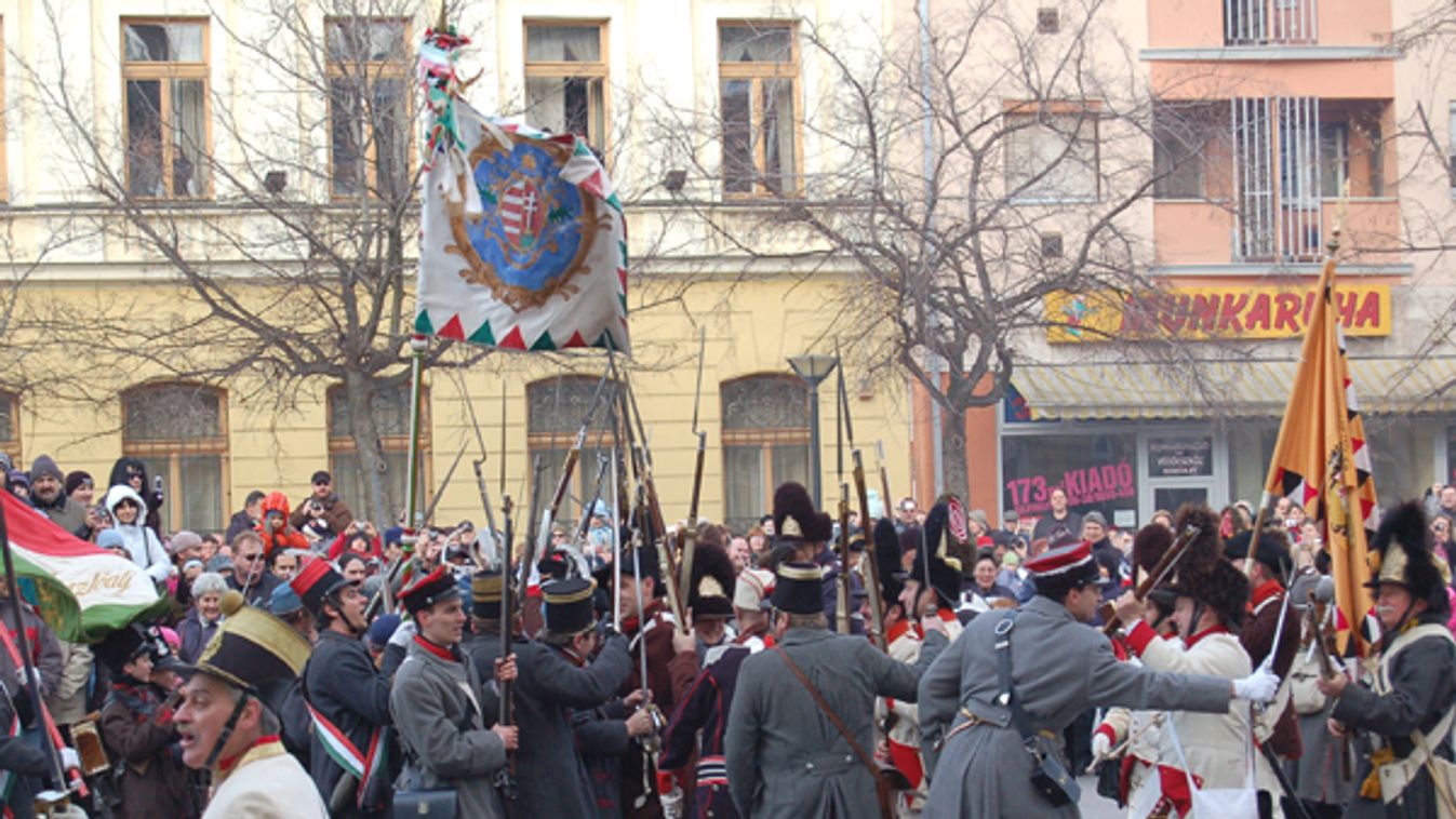 Ágyúdörrenés a szolnoki főtéren