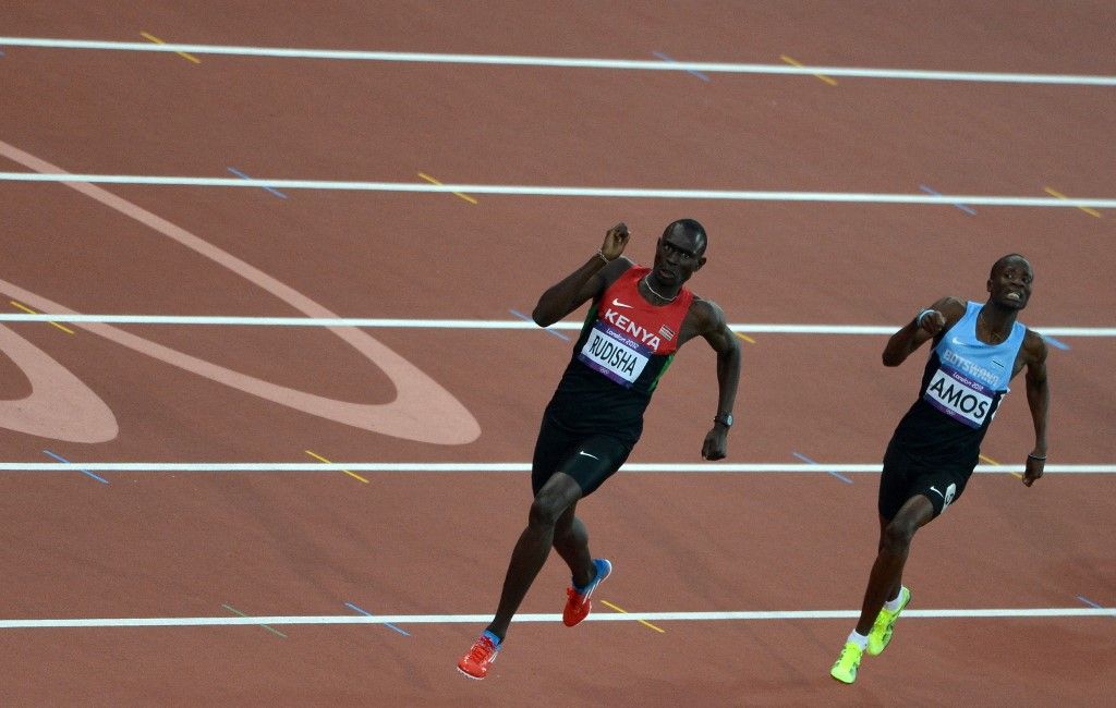 A botswanai Nijel Amos és a kenyai David Lekuta Rudisha a 800 méteres síkfutás döntőjében a londoni olimpián, 2012 augusztus 9-én. 