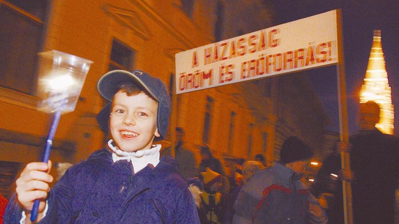 Lángolnak a házasságért