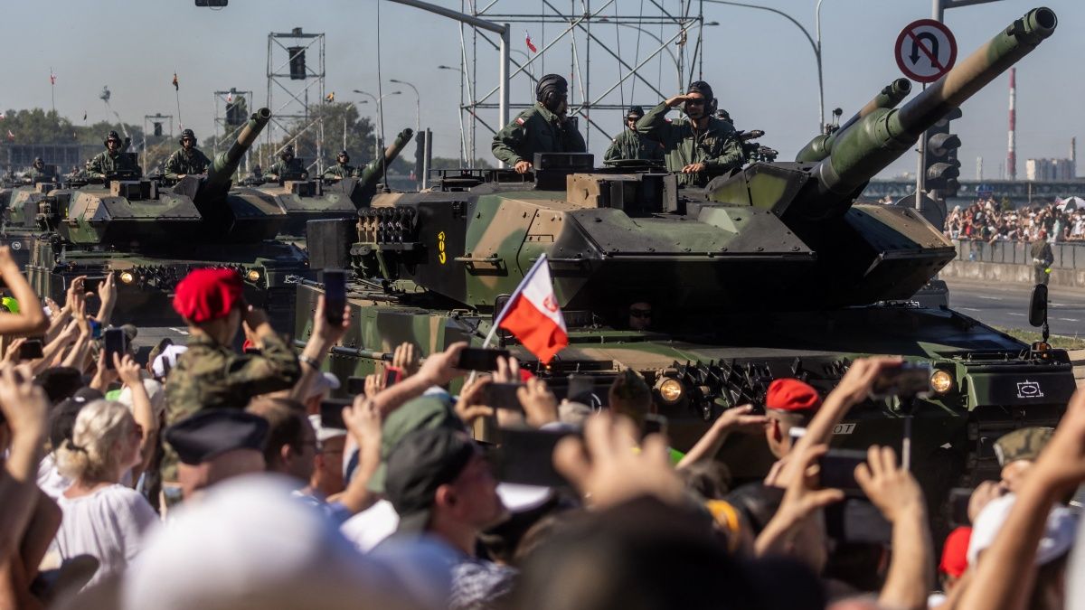 Donald Tuskék is tovább fegyvereznék Lengyelországot