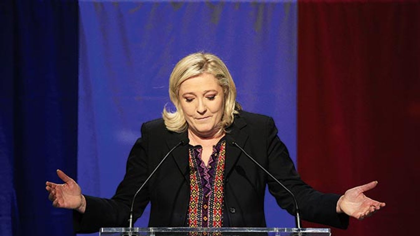 Váratlan fordulat - A felvételen Le Pen sokatmondó mozdulata