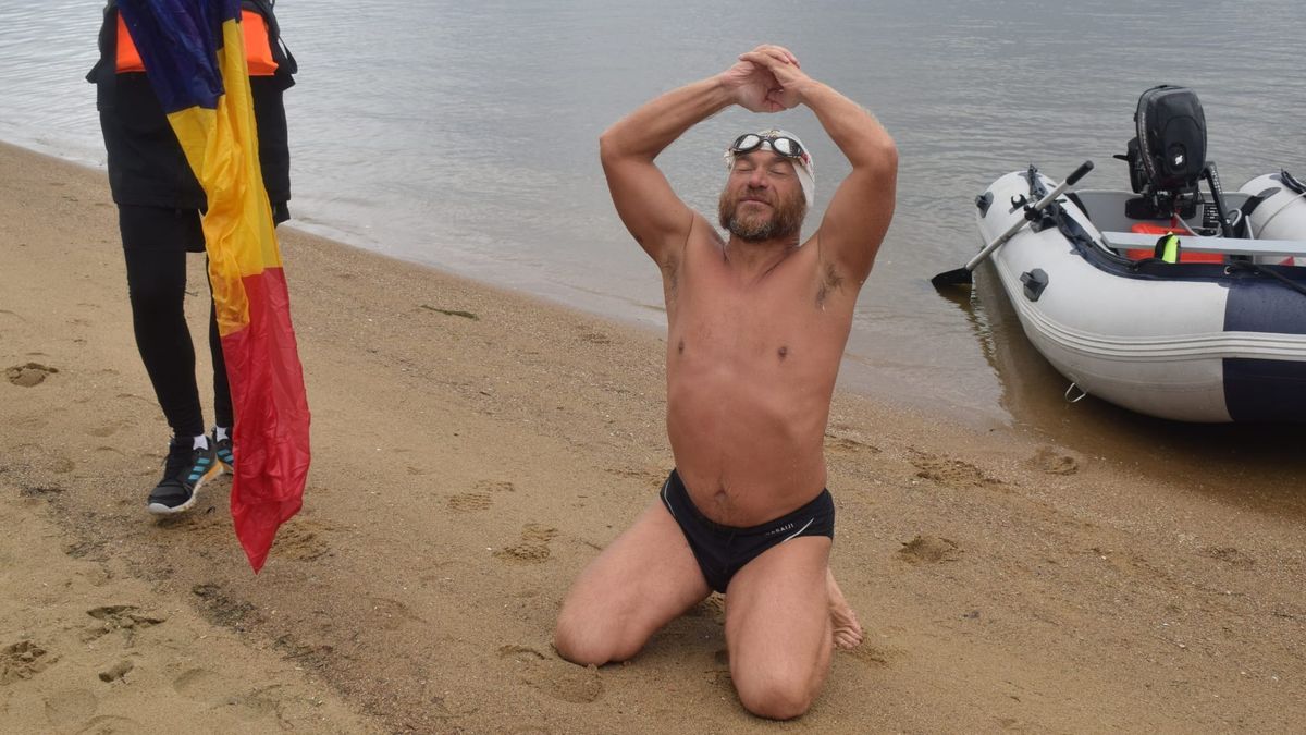 Úszással állt ki Románia schengeni csatlakozása mellett egy könyvtáros