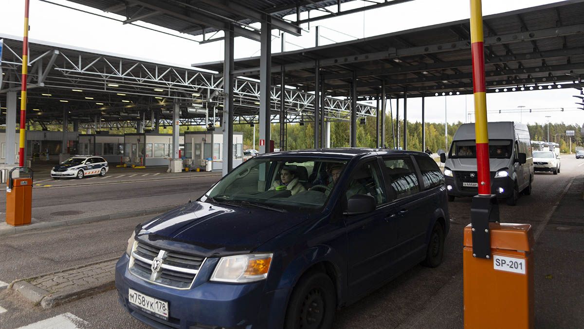 Újabb NATO-tagállam tiltotta ki az orosz rendszámú autókat a területéről