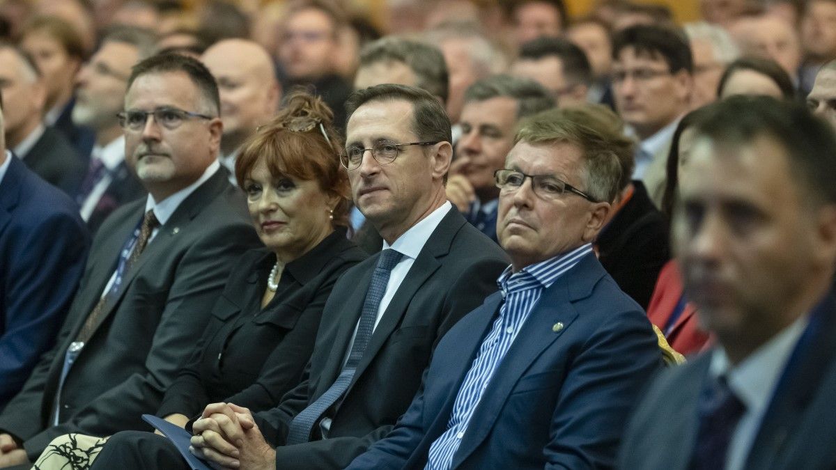 Nem megszorítani, hanem élénkíteni kell a háborús válságban?