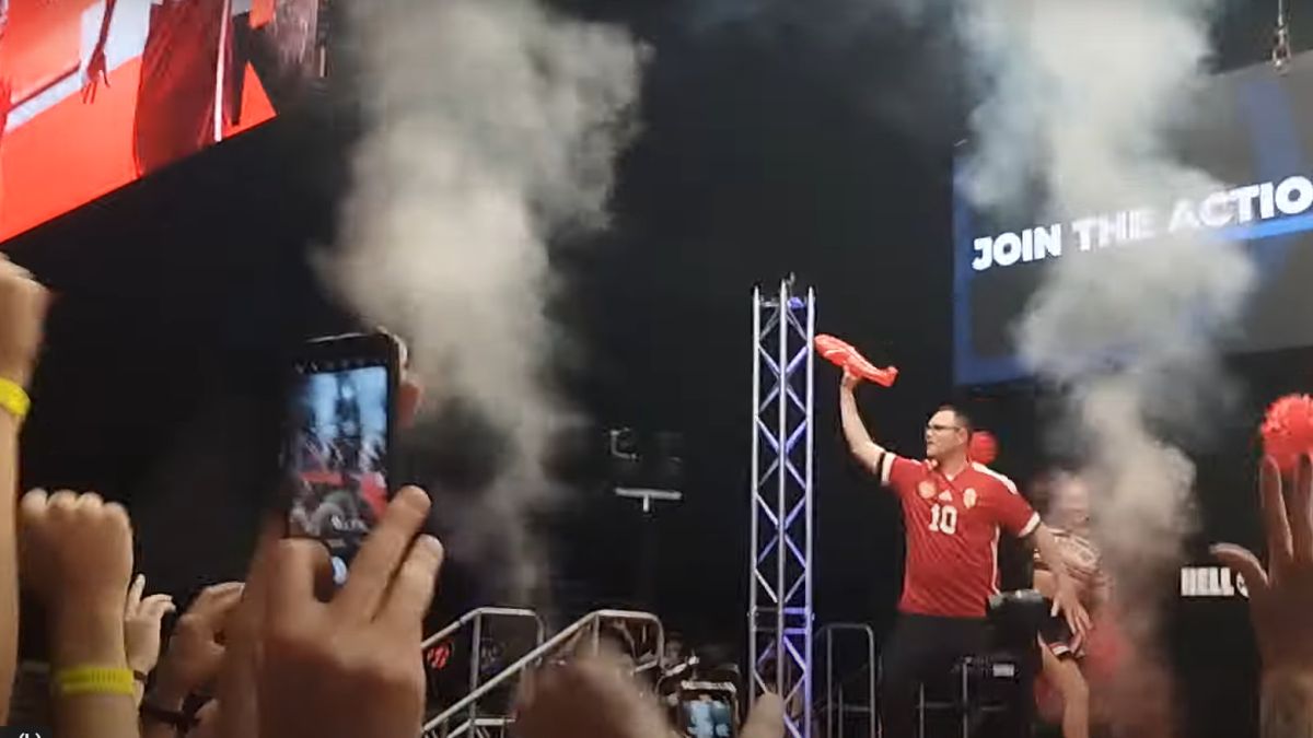 Videón, ahogy Szoboszlai-mezben, a Reptérre vonul be az ausztrál sztárdartsos