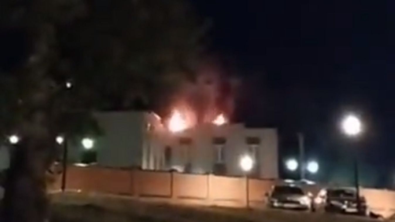Roman Sztarovojt kurszki kormányzó csak annyit közölt, egy lezuhanó drón okozott tüzet egy nem lakóépületben vasárnap éjjel. A Baza szerint azonban a Szövetségi Biztonsági Szolgálat, az FSZB épületéről volt szó.