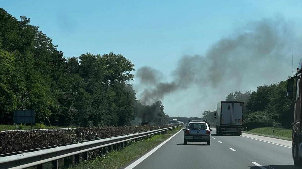 Lángokban áll egy autó az M5-ösön, óriási a dugó Budapest felé