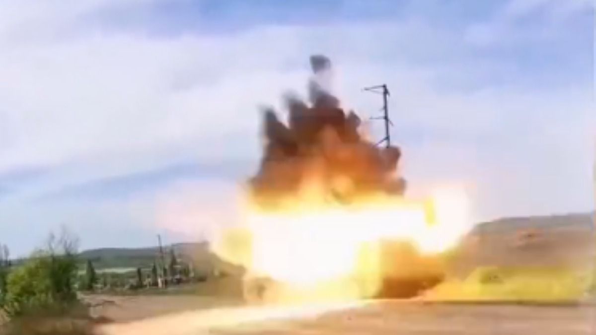 Elképesztő videó: épp tüzelésre készült az orosz páncélos, amikor telibe kapta az ukrán rakéta
