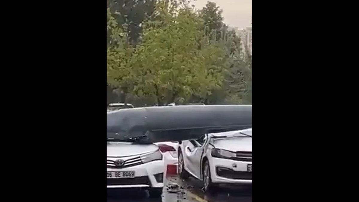 Videón, ahogy egy vadászgép üzemanyagtartálya rázuhan az autókra Ankarában