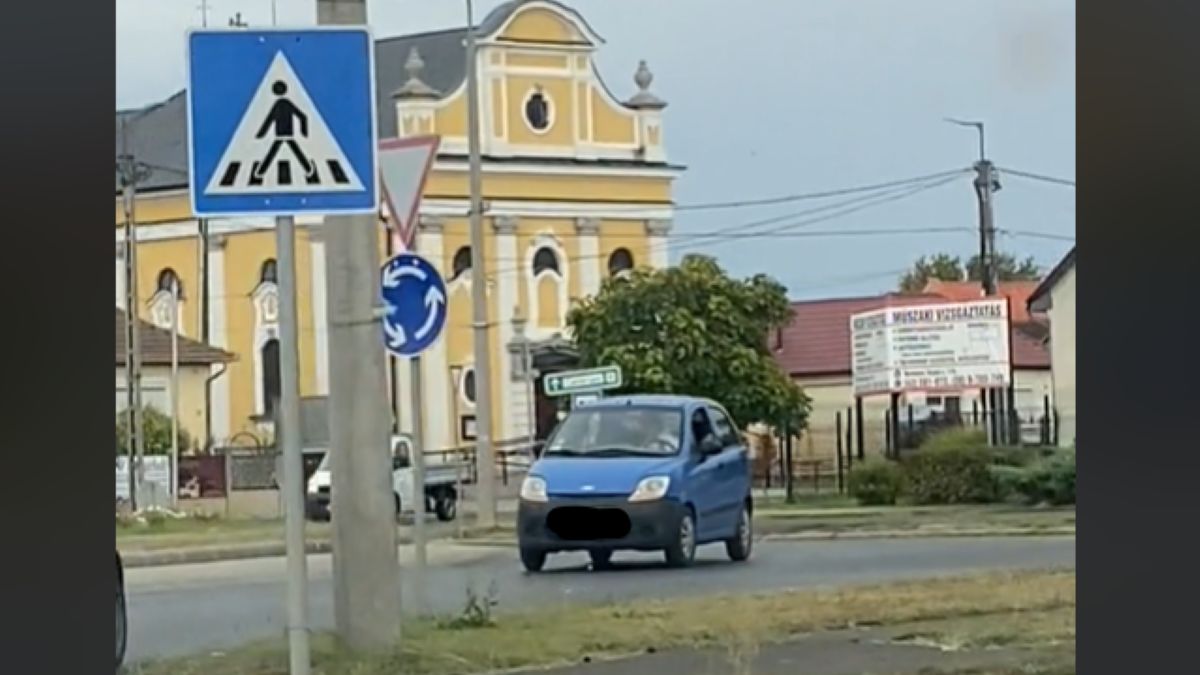 Rükvercben, visszapillantóból haladt a körforgalomban egy őrült autós (VIDEÓ)