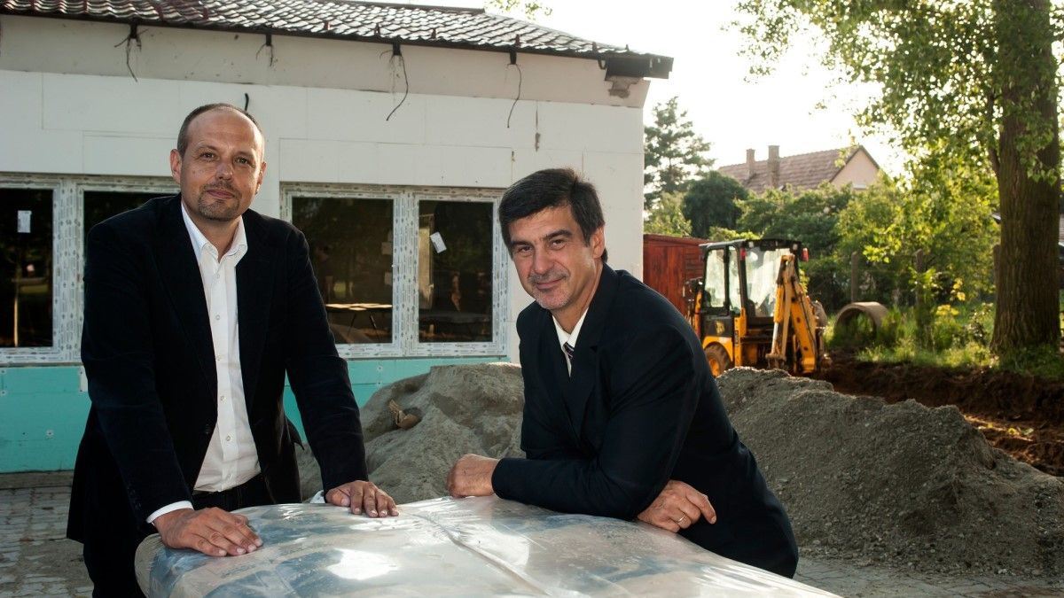 A volt polgármester halálának évfordulóját használta ki a momentumos képviselő, hogy belerúgjon Rákosmente fideszes polgármesterébe