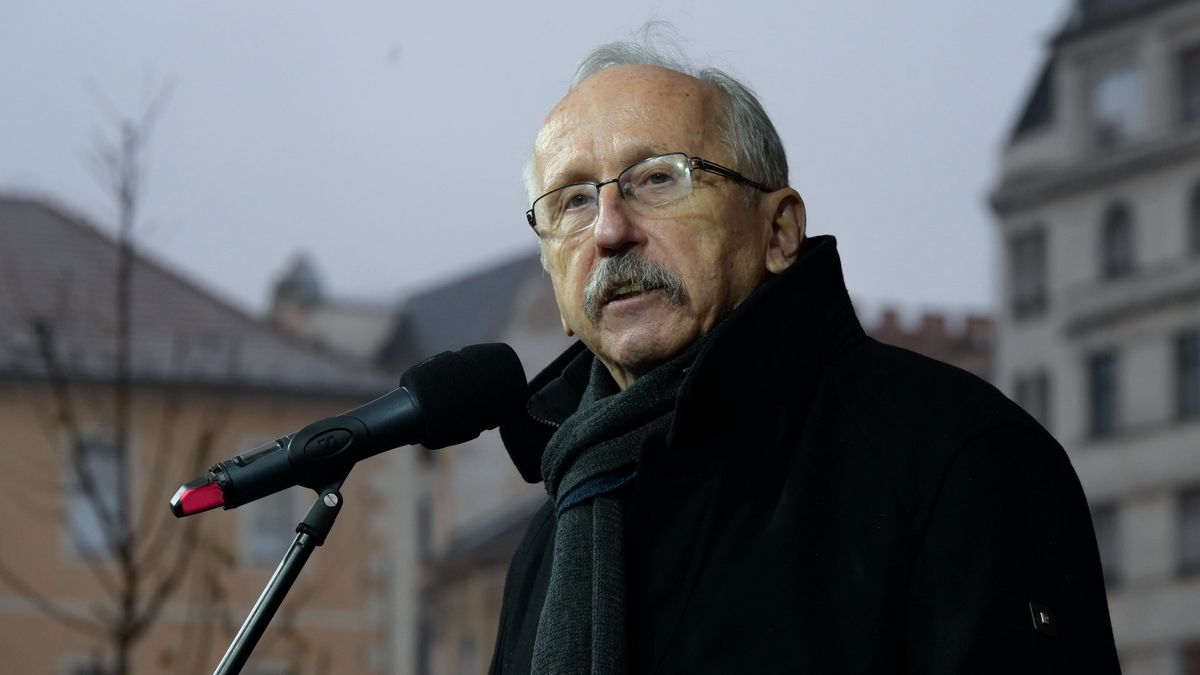 Bejelentést tett a DK-s polgármester: Bogyó felavatta az új kutyapiszoárt