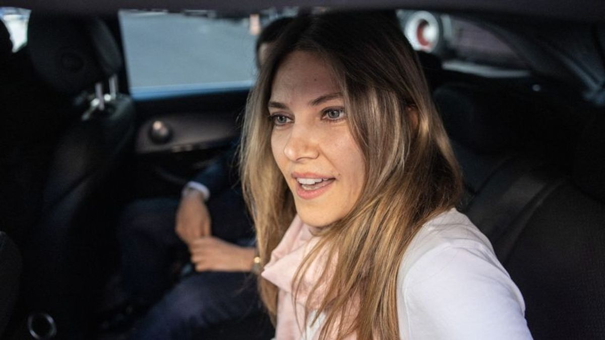 Fotón, ahogy a korrupcióval vádolt Eva Kaili besétál az Európai Parlamentbe