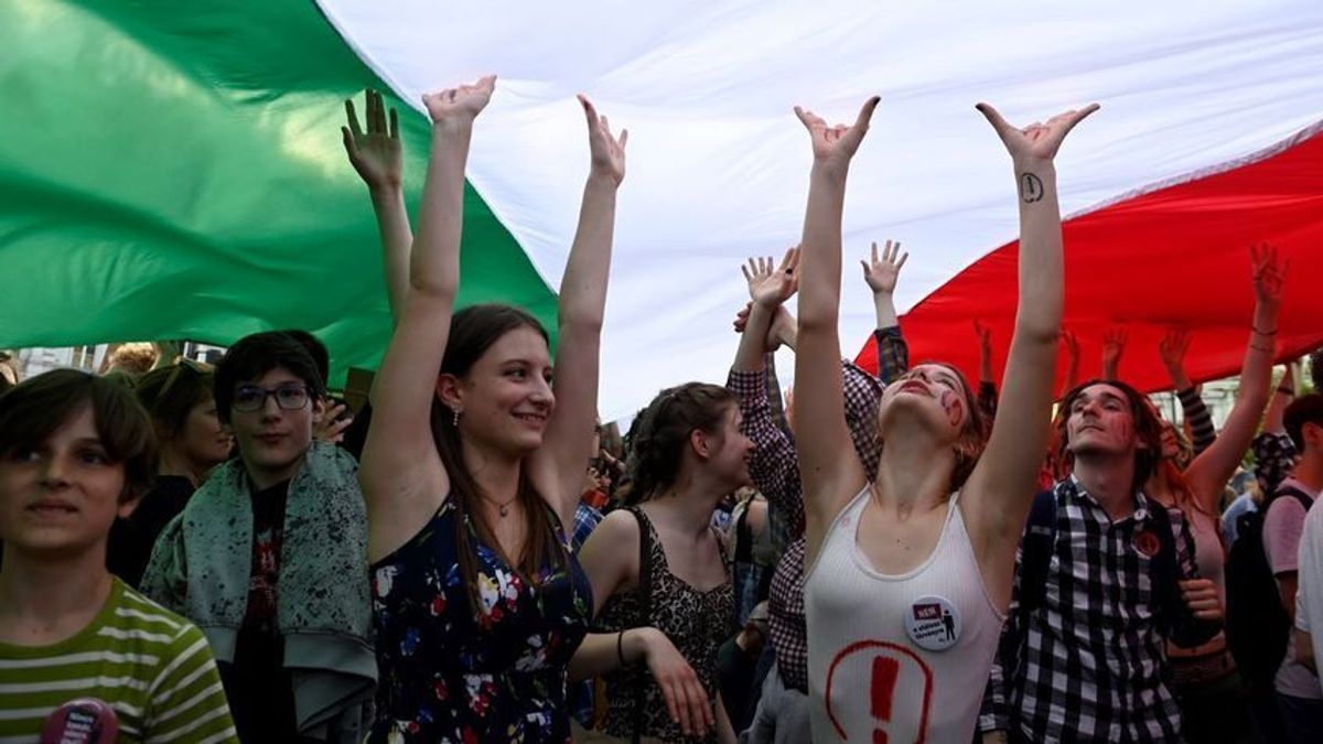 Drága ellenzéki, ha tényleg ilyen hatalmas a baj, akkor ne azt skandáltasd a tüntetéseken, hogy „Orbán, takarodj!”, hanem hogy „Donáth Annus, utaltasd el Jourovával!”