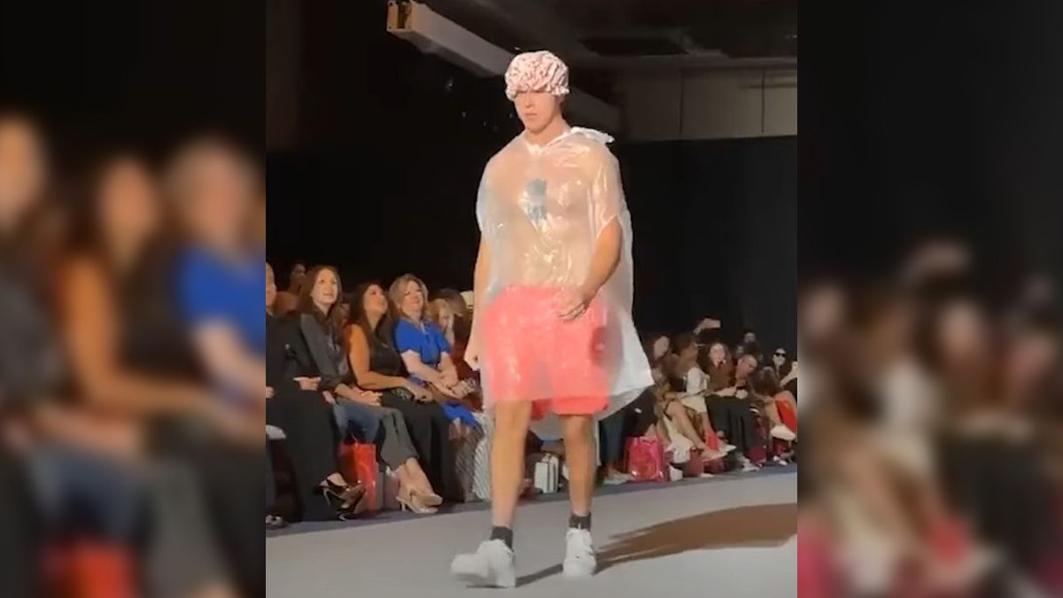 Kukászacskóban trollkodta meg a New York-i divatbemutatót egy videós