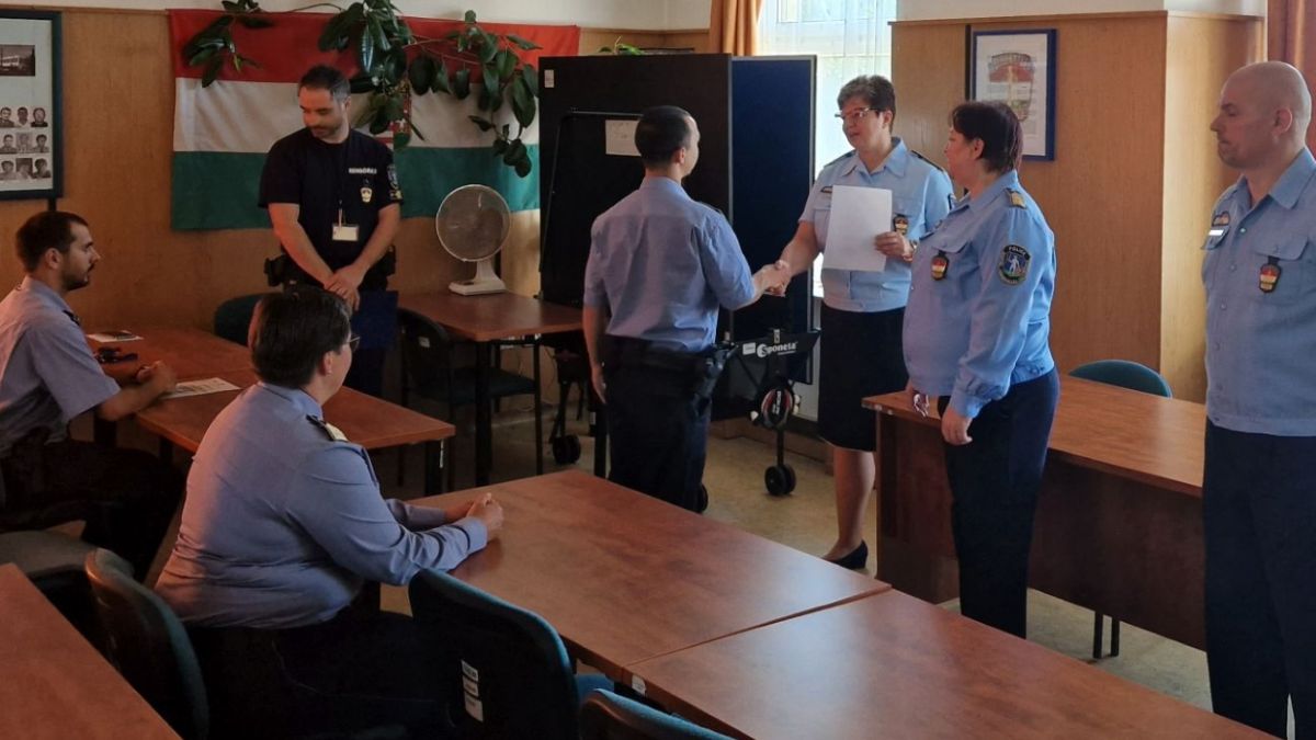 Kitüntették a pásztói rendőröket, mert nem fogadtak el vesztegetési pénzt