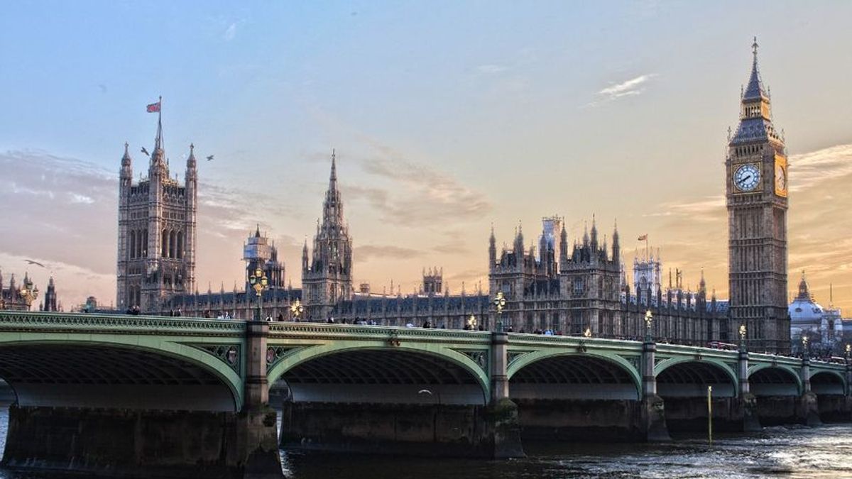 Kínai kémgyanú Londonban, áll a bál