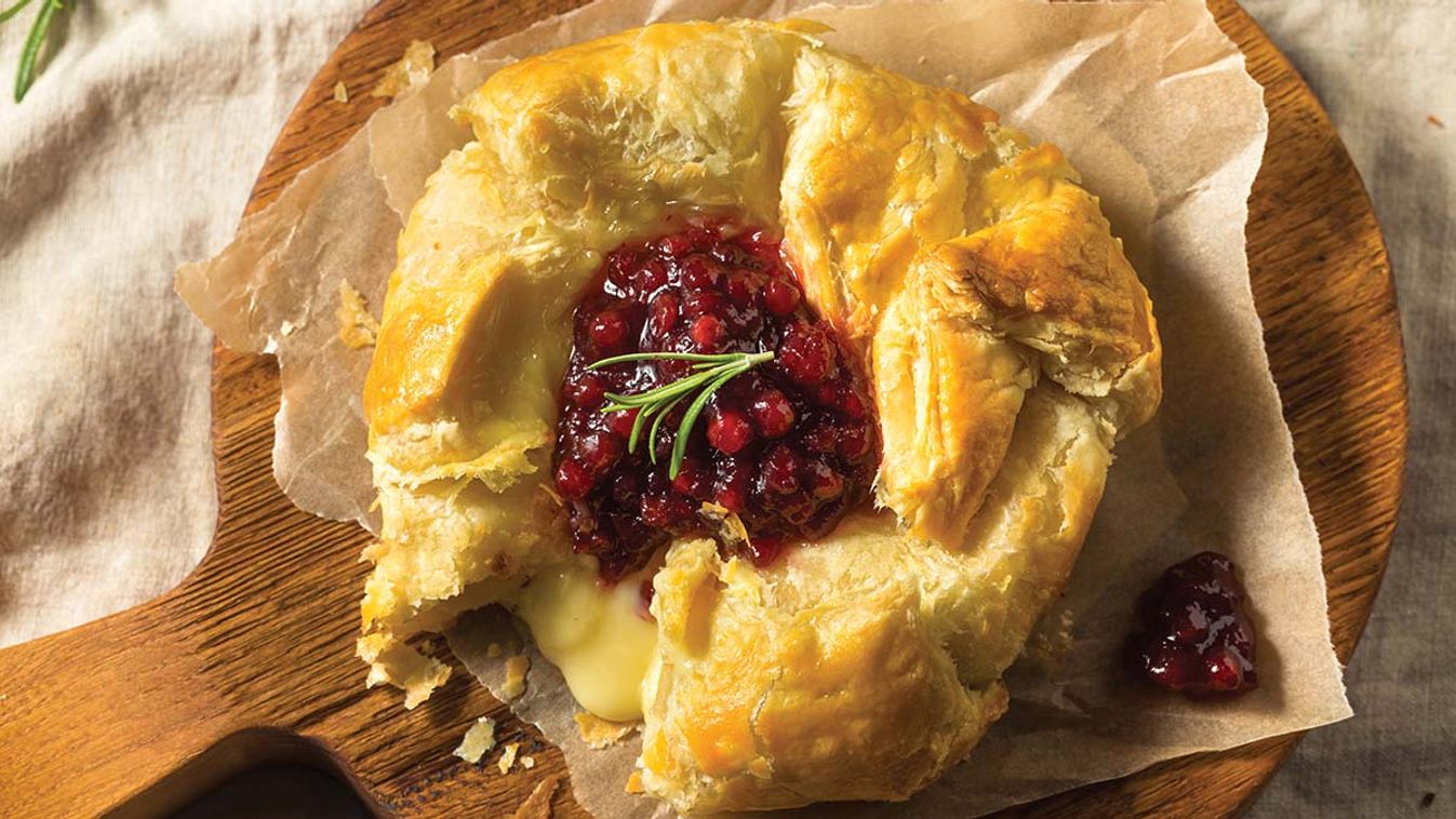 Homemade,Baked,Brie,In,Puff,Pastry,With,Lingonberry