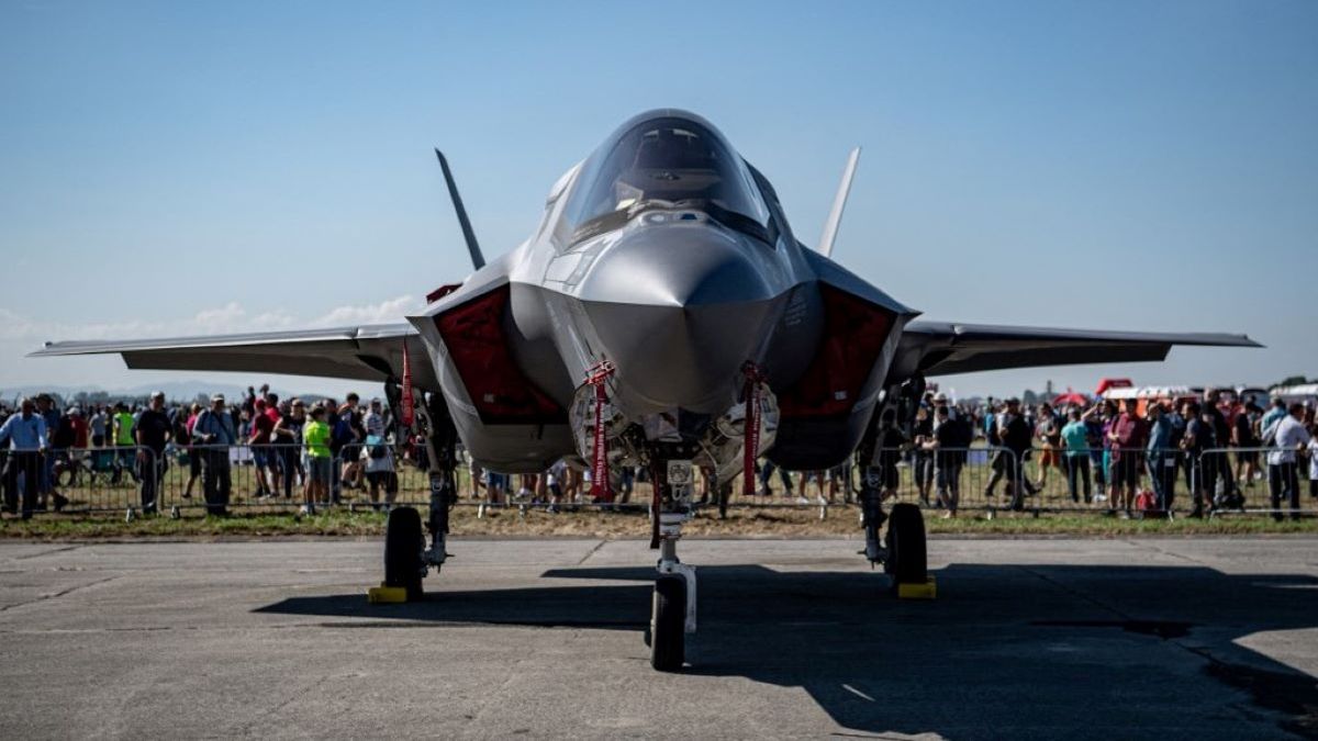 Egy hátsó kertben ért földet a lezuhant F-35-ös pilótája