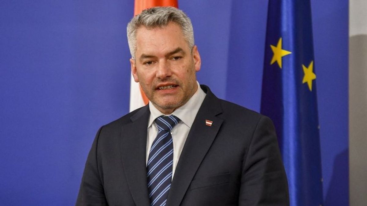 Húzóra is legurul a sör az osztrák kancellárnak (Videó)