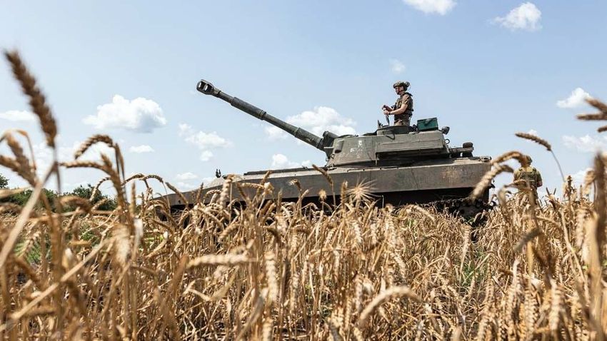 Ukrán harckocsi és katonák a búzamezőn - innen érkezik a dömping gabona Lengyelországba