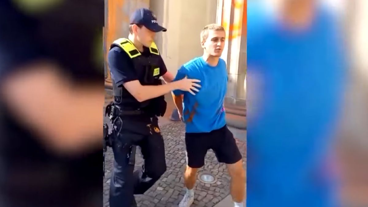 Megtapsolták a német rendőröket, miután elráncigálták a Brandenburgi kaput megrongáló klímaaktivistákat (VIDEÓ)