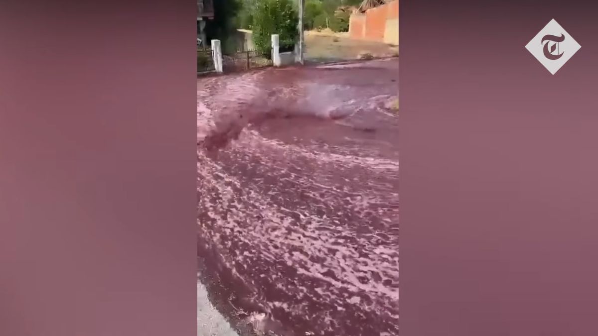Kétmillió liter vörösbor folyt le egy portugál kisváros utcáin (VIDEÓ)