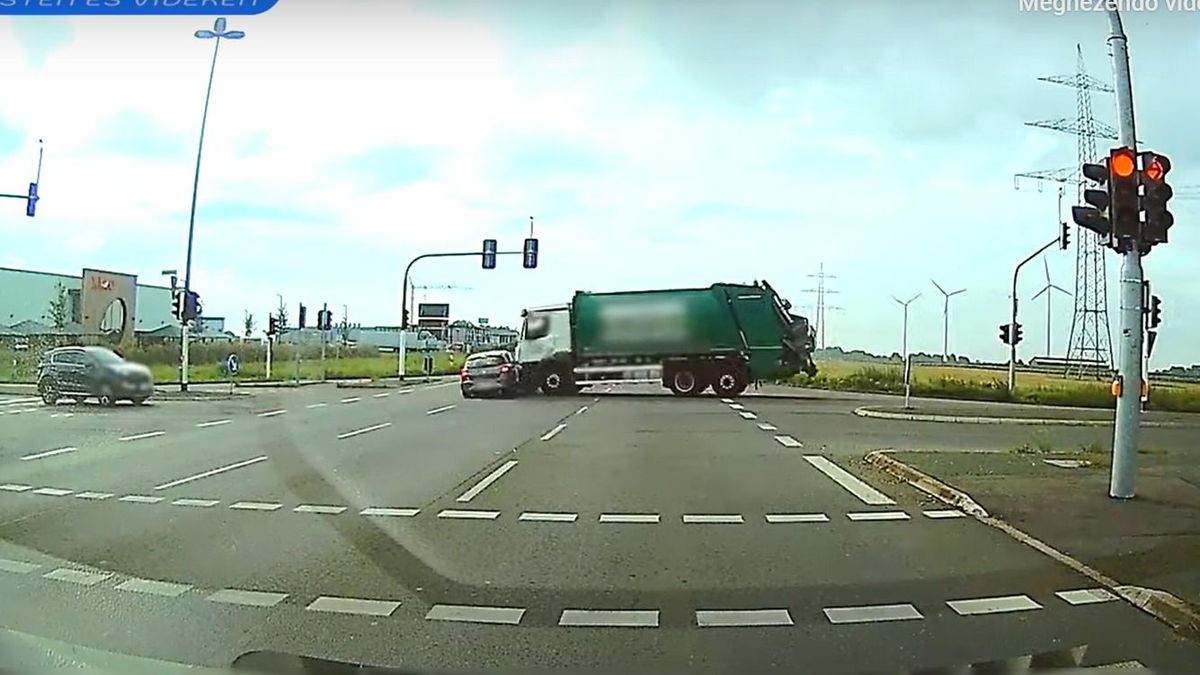 Szabályosan letarolta a kamion az autót (VIDEÓ)