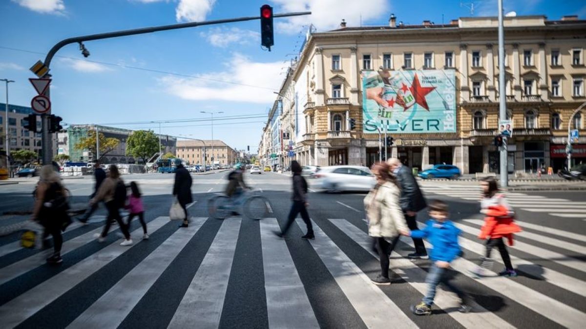 Nagyon művészi: ukránul írták ki a Blaha Lujza térre, hogy „elnézést”