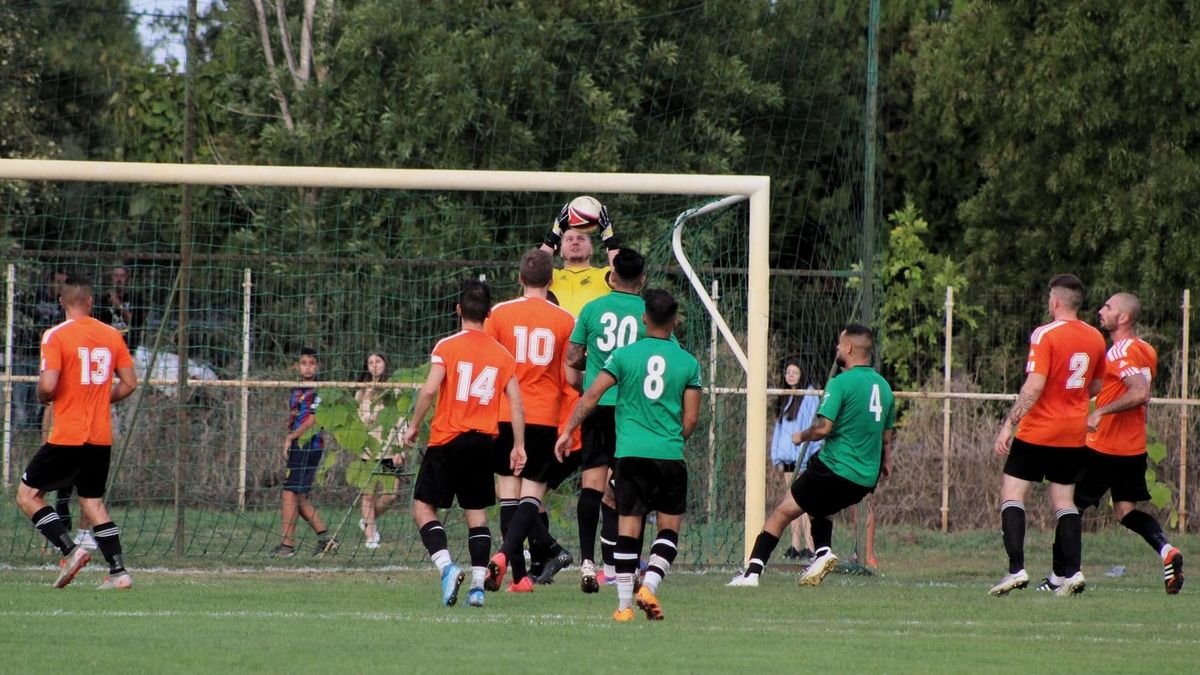 Kitört a balhé a hazai focimeccsen: karbantartó és játékos esett ököllel egymásnak