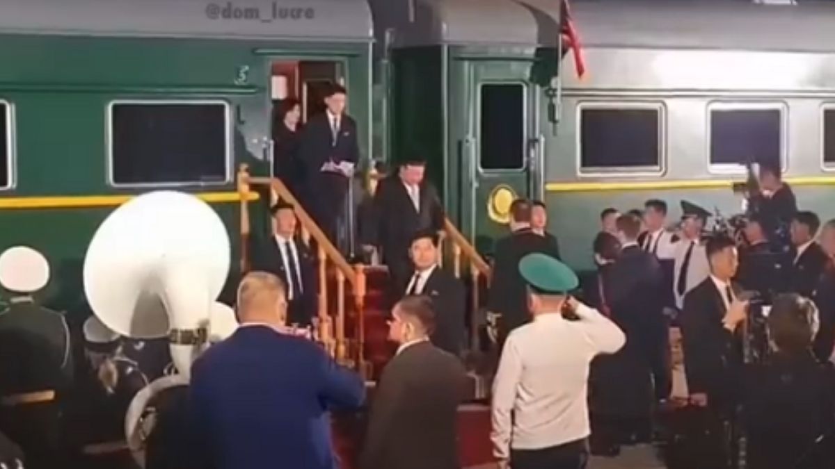 Videón, ahogy Kim Dzsongun kiszáll a páncélozott luxusvonatából Oroszországban