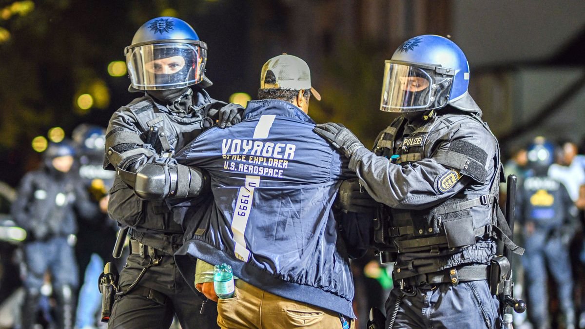 Huszonhat rendőr sebesült meg Stuttgartban, miután eritreaiak támadtak rájuk (VIDEÓ)