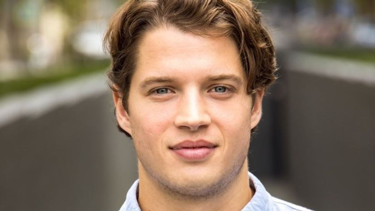 „Azonnal haza akartak hívni, merthogy nagyapámat is demokratikus szervezkedés miatt akarták ítélőszék elé állítani” – szürreális interjút adott Bence Xavier Széchenyi