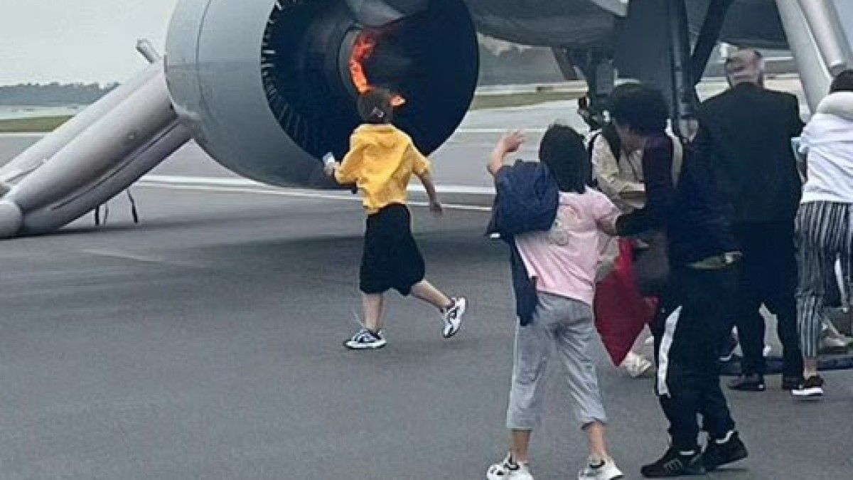 Videón, ahogy az utasok a lángoló hajtómű mellett hagyják el a kínai gép fedélzetét