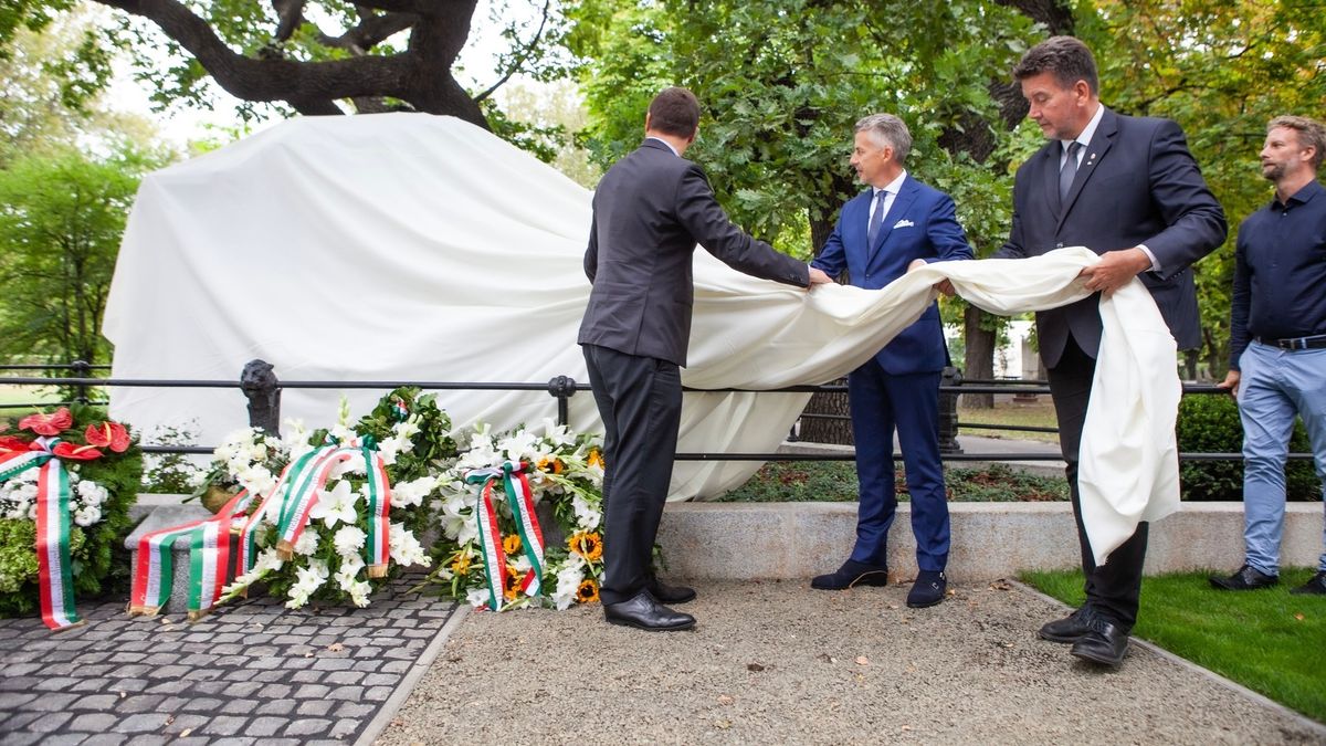 Felavatták Arany János családjának felújított síremlékét