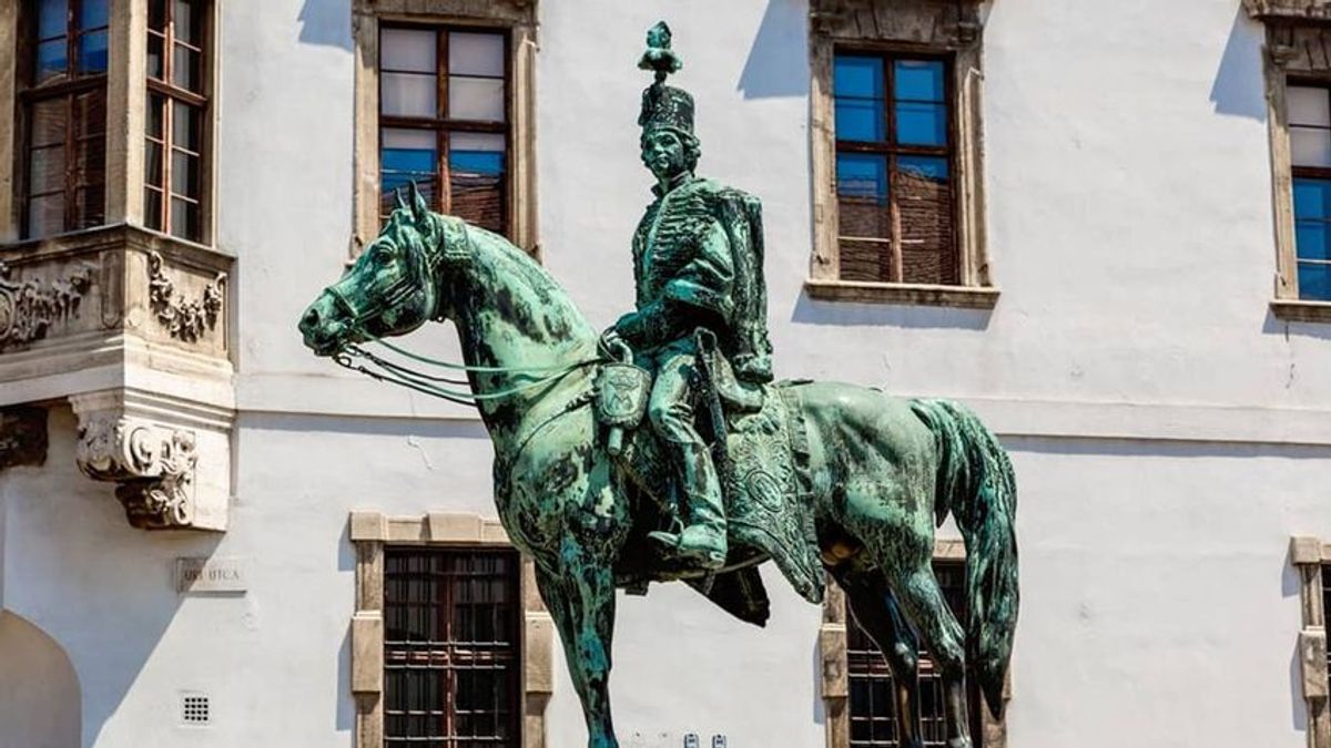 „Heresimogatásra kijelölt hely” – hirdeti a Kutyapárt táblája a Várban