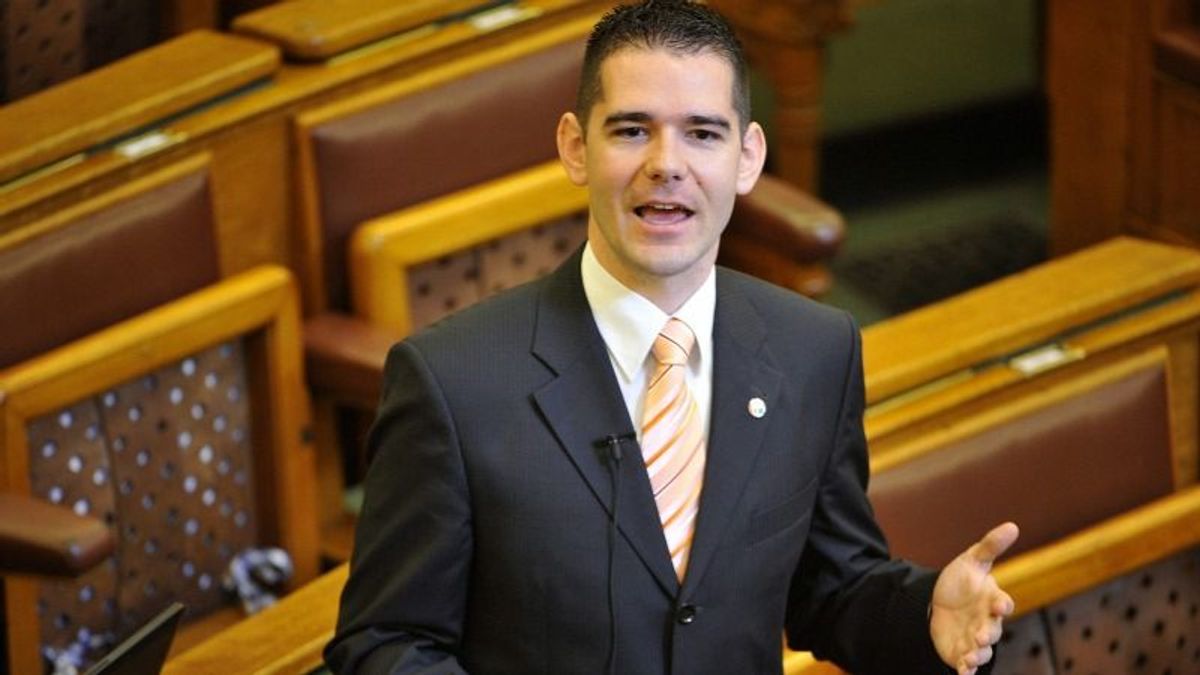 Elvehetik Novák Előd kéthavi tiszteletdíját