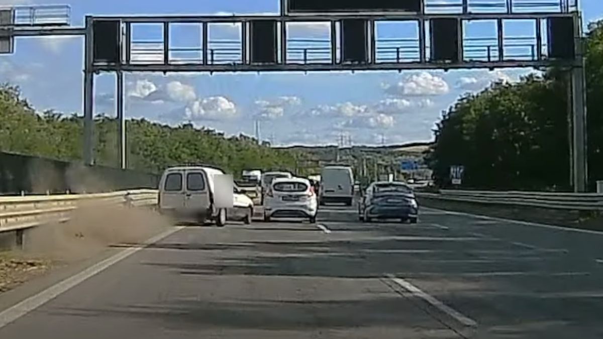 „Bocs” – integette a sofőr, miután őrült módon szalagkorlátnak szorította a belső sávban közlekedőt