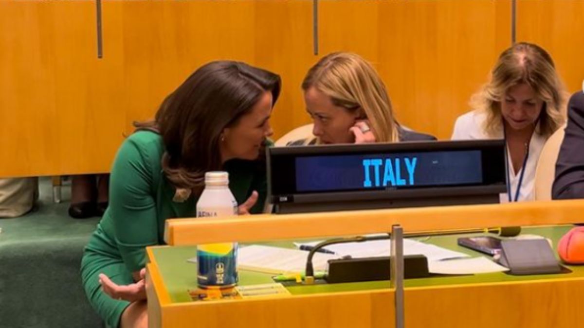 Így porolt le valamit Meloni Novák Katalin blézeréről!