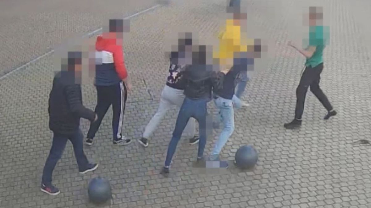 A főtéren estek egymásnak az ittas férfiak Oroszlányban (Videó)